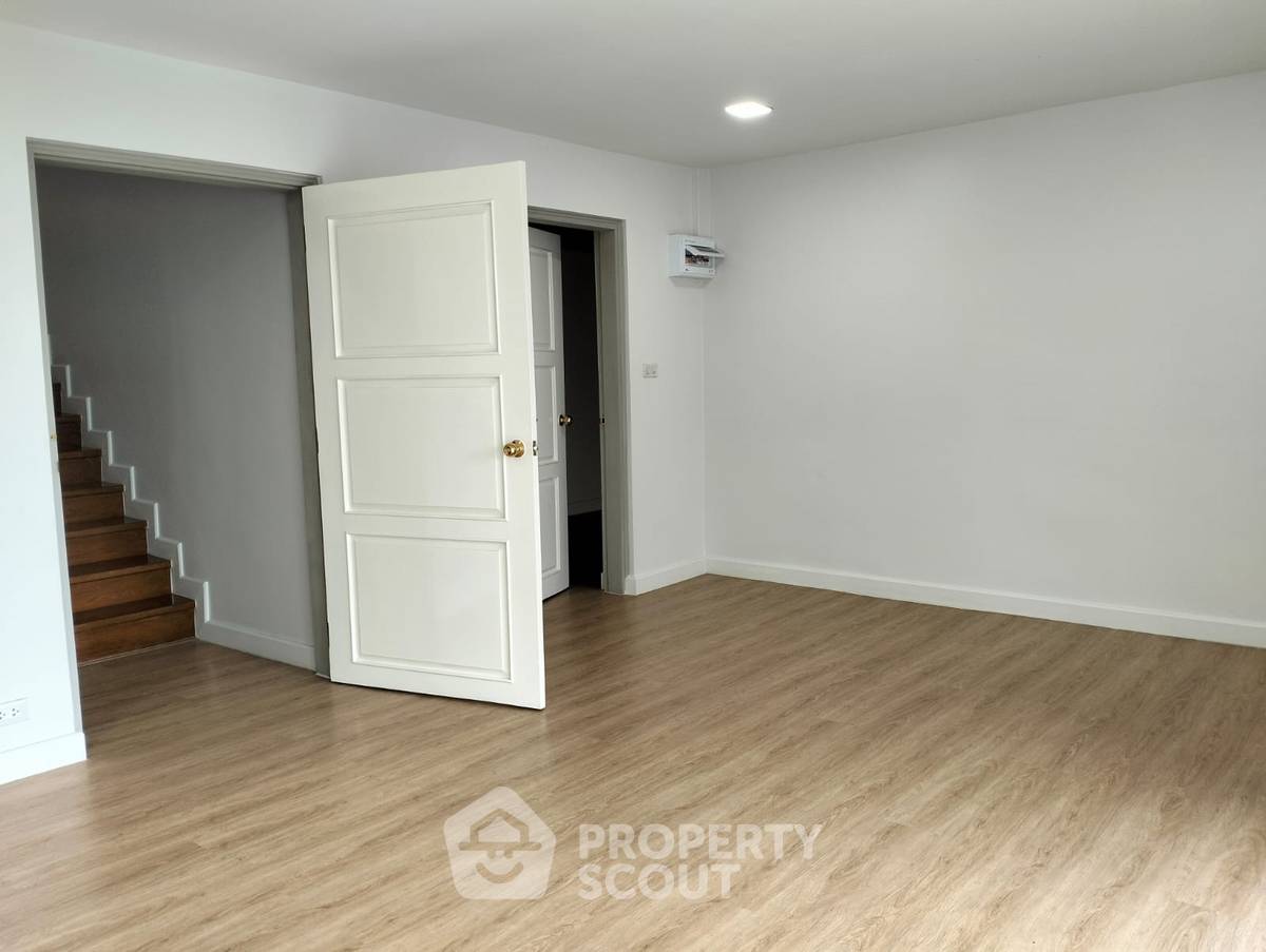picture 4-BR Townhouse near MRT Sukhumvit (ID 2098222) - 19/20