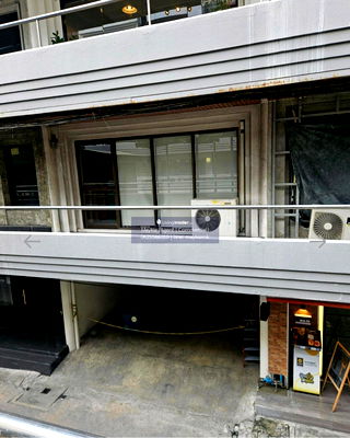 Retail spaces for rent Bangkok University : 📍 Location: Park Avenue Project, Ekkamai, Sukhumvit Soi 63 – a hub of pubs, bars, and various entertainment venues.