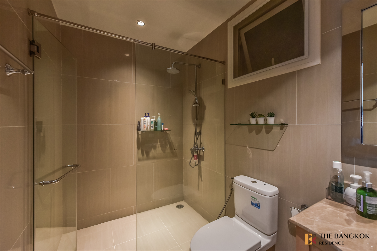 picture The Empire Place Luxury Condo at Special Price - 6/10