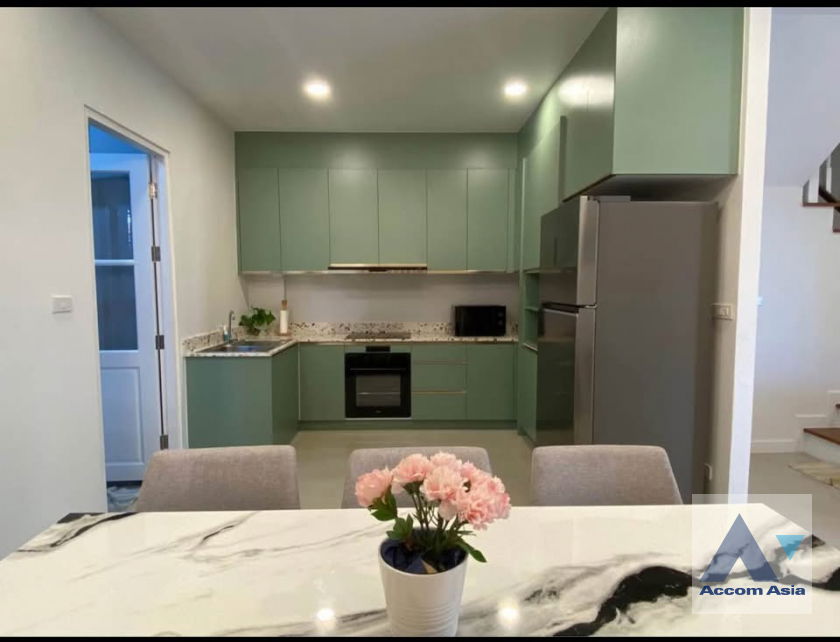 รูป 🔼🔽 AccomA 📩 Fully Furnished,Newly renovated,Pet friendly 4 BR Townhouse @Plus Park Avenue Lasalle - Srinakarin (AA42913) - รูปที่ 4/17