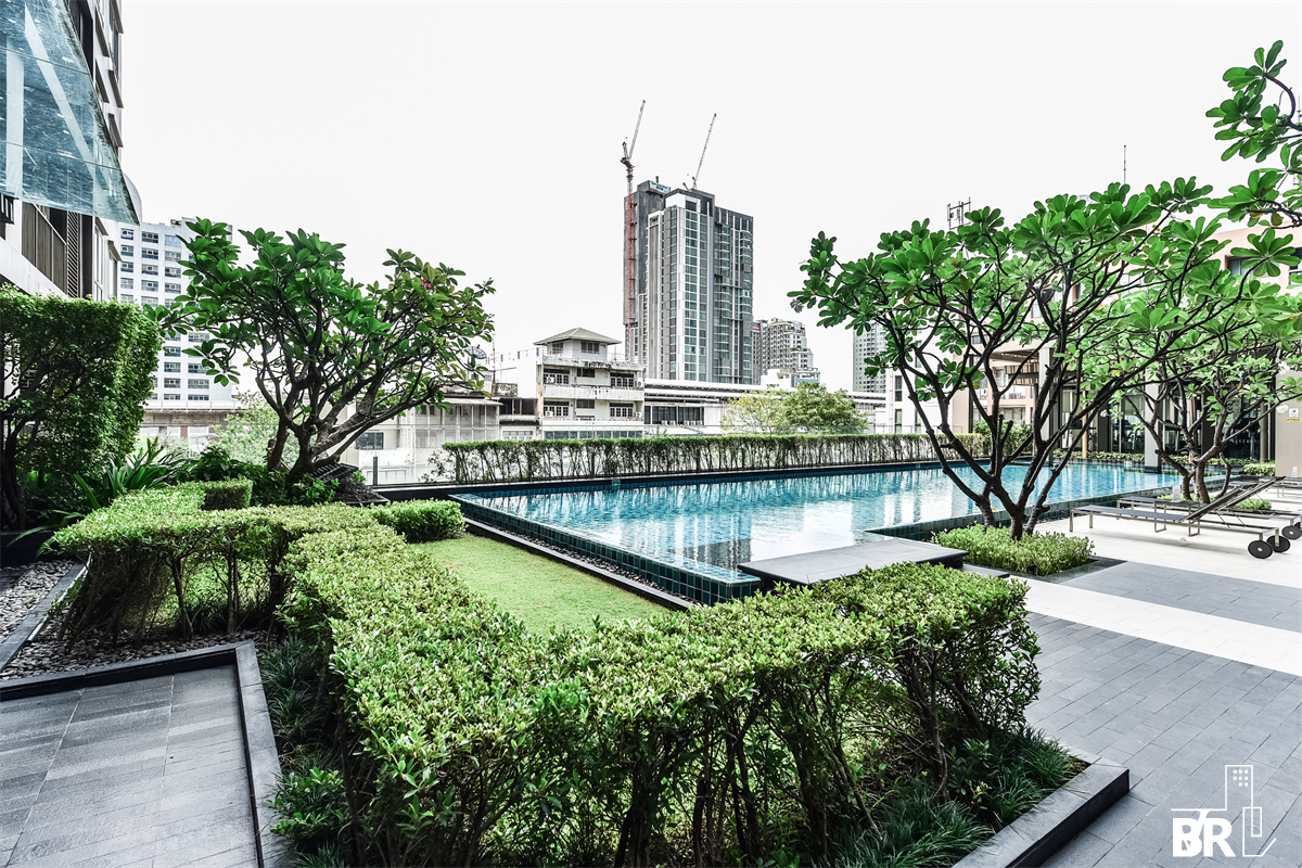 picture Live the Luxury Style in a High-potential Location Hive Taksin near BTS Wongwian Yai - 1/6