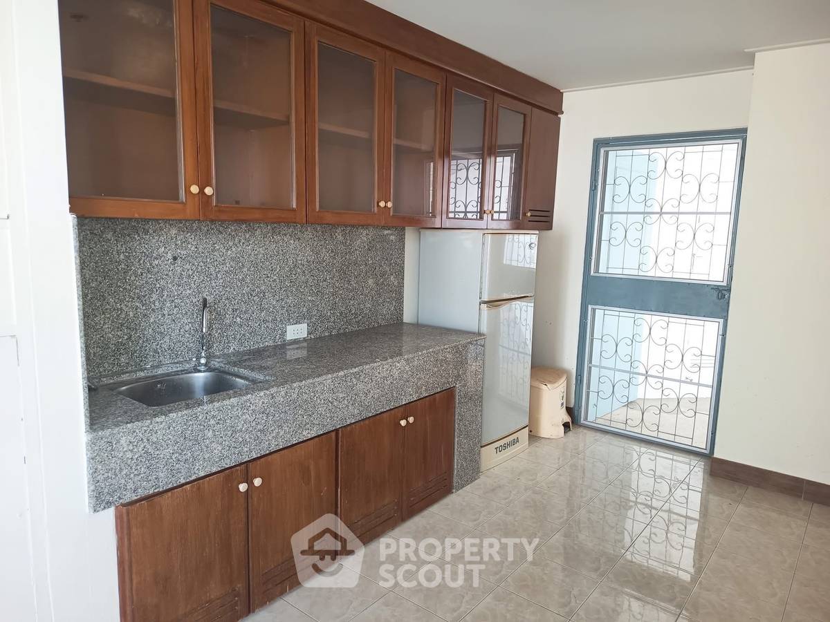 picture 3-BR Condo at View Talay 3 close to Phratamnak (ID 2209600) - 9/12