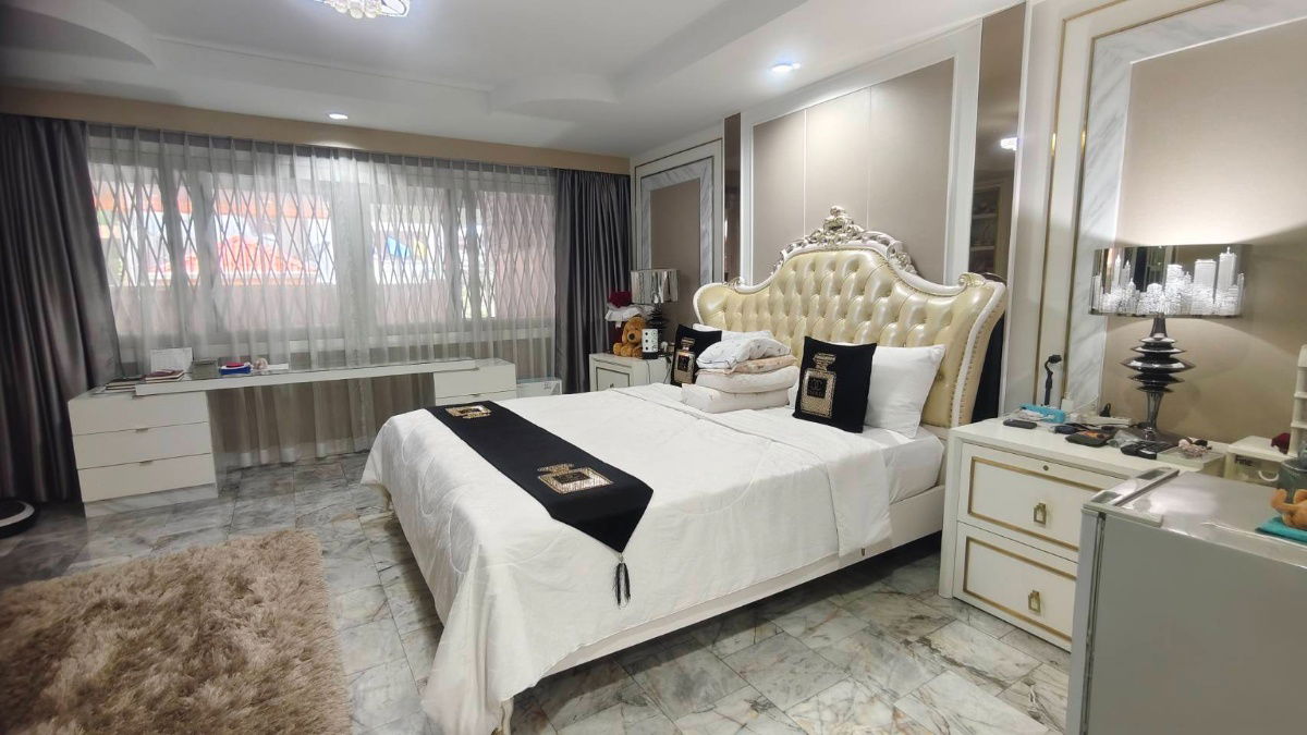 รูป บ้านหรู 3 ชั้น พร้อมอยู่ สไตล์โมเดิร์น ทำเลศักยภาพโซนพระราม 9 และฟังก์ชันครบครัน - รูปที่ 3/11