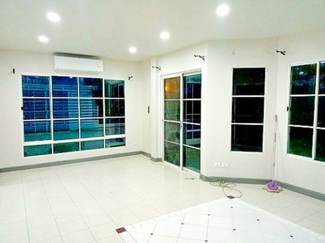 รูป คฤหาสน์ 2ชั้น หลังมุม ม.พระจอมเกล้าลาดกระบัง ตลาดจตุจักรคุ้มเกล้า 3.6 กม รร.เตรียมอุดมสุวรรณภูมิ 2.5 กม. สุวินทวงศ์ 3นอน 65ตร.วา - รูปที่ 3/8