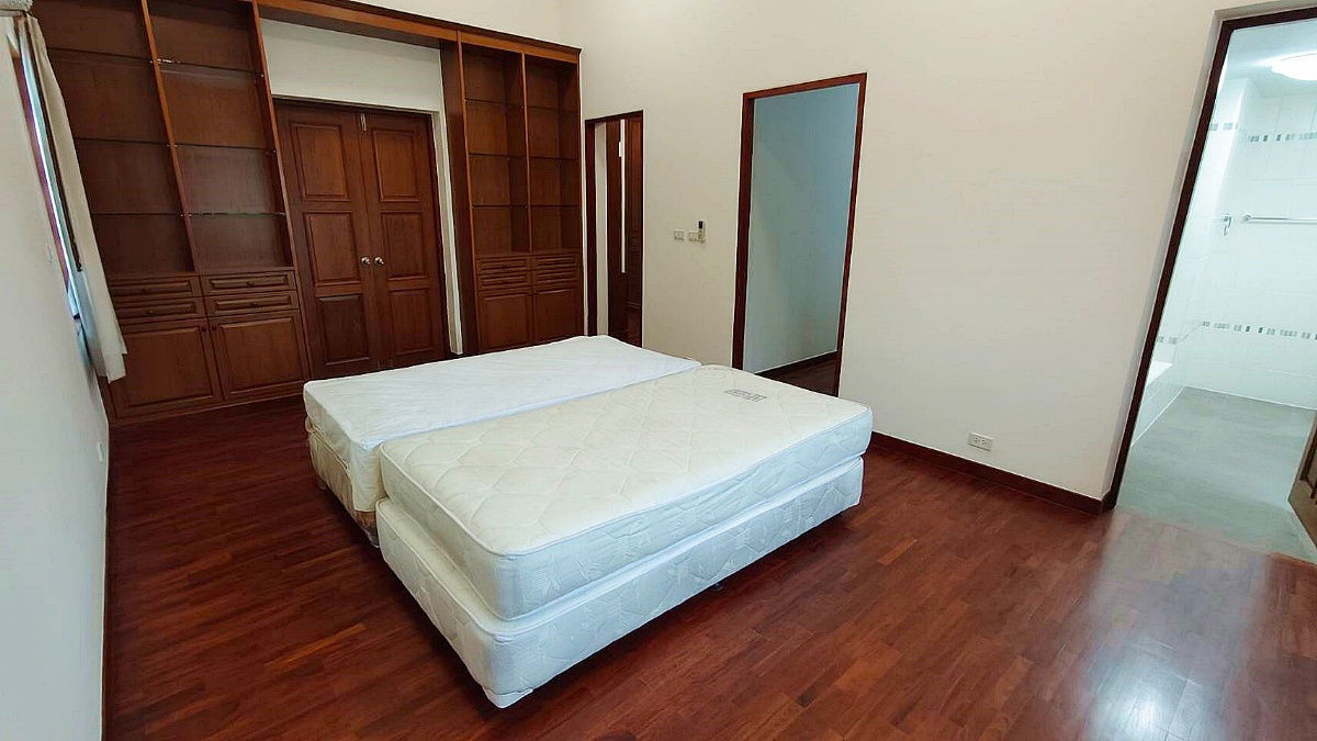 รูป ให้เช่า บ้านเดี่ยว หลังใหญ่ หลังริม  4 ห้องนอน ซอยปรีดีพนมยงค์ 11  สุขุมวิท 71  คลองตัน  พร้อมเฟอร์นิเจอร์ไม้สักทั้งหลัง - รูปที่ 21/32