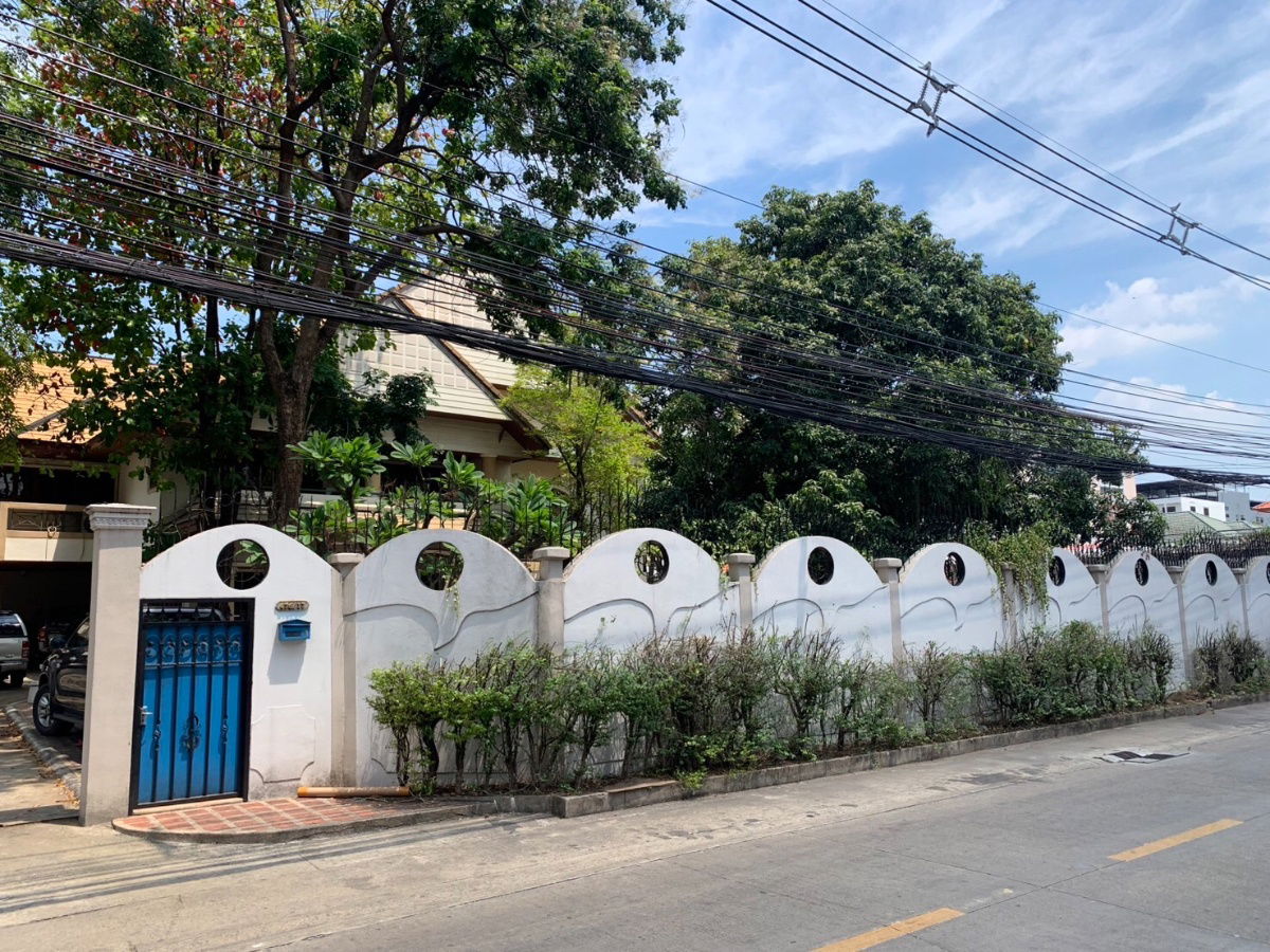 รูป ขายที่ดินพร้อมบ้านเดี่ยว 2 ชั้น ขนาดใหญ่ ใจกลางเมือง ทำเลดี ซอยสาธุประดิษฐ์34 ติดถนนใกล้แยก 9 บนเนื้อที่ 3งาน 92  ตร.ว. - รูปที่ 4/19