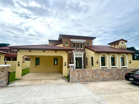 🏡 For sale: Single-storey pool villa 🏊🏻‍♂️ Swimming pool (new house) 💰 Price 9,900,000 baht 🔅 Southeast front of the house