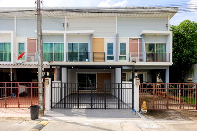 ทาวน์โฮม ถนนพัฒนาท้องถิ่น ภูเก็ต : 🏘 บ้านทาวน์เฮ้าส์ 2 ชั้น รีโนเวทใหม่ โซนวิชิต ทำเลดี ใกล้สิ่งอำนวยความสะดวก เหมาะสำหรับครอบครัว 🏘