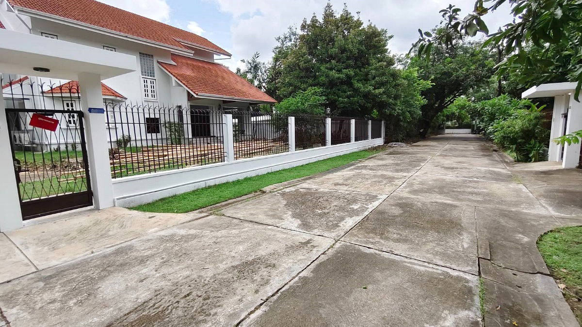 รูป ให้เช่า บ้านเดี่ยว หลังใหญ่ หลังริม  4 ห้องนอน ซอยปรีดีพนมยงค์ 11  สุขุมวิท 71  คลองตัน  พร้อมเฟอร์นิเจอร์ไม้สักทั้งหลัง - รูปที่ 4/32