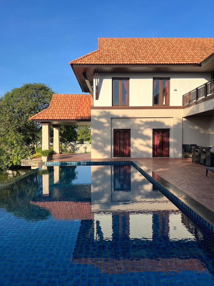 picture Luxury Waterfront Resort-Style Home for Sale, Lat Krabang–Suvarnabhumi Area | 2-Rai Land with Private Pool & Pond | Near Motorway - 4/18