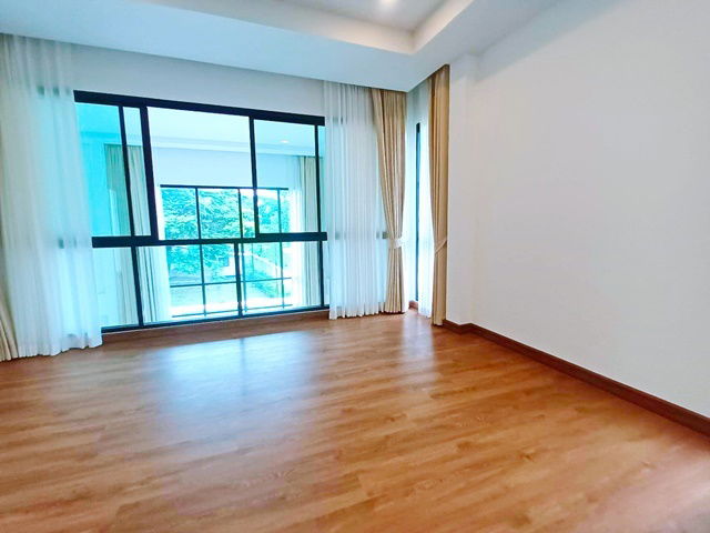 รูป สนามกอล์ฟวินด์เซอร์ 498ม. สุวินทวงศ์36-44 สุวรรณภูมิ ให้เช่าคฤหาสน์ใหญ่มาก 2ชั้น เท่ากับ2หลัง MRT สุวินทวงศ์ 7กม. 422ตร.ม. 102ตร.วา. 4นอน - รูปที่ 6/8
