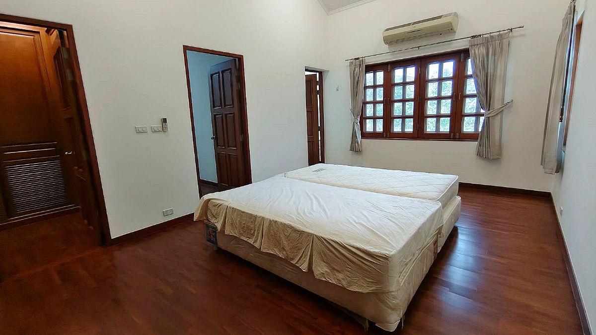 รูป ให้เช่า บ้านเดี่ยว หลังใหญ่ หลังริม  4 ห้องนอน ซอยปรีดีพนมยงค์ 11  สุขุมวิท 71  คลองตัน  พร้อมเฟอร์นิเจอร์ไม้สักทั้งหลัง - รูปที่ 20/32