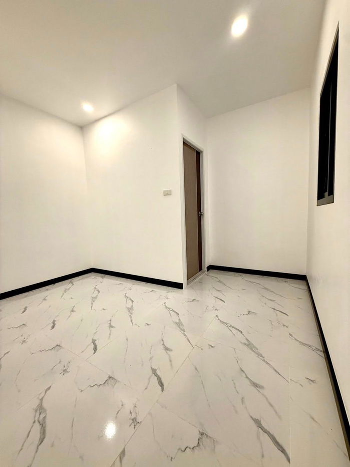 รูป 🏡✨บ้านรีโนเวทใหม่ ทาวเฮ้าส์ชั้นเดียว  โซนสามกอง หลัง รพ.กรุงเทพ หน้าบ้านไม่ชนใคร ทำเลดีใจกลางภูเก็ต เดินทางสะดวก  🏡✨  - รูปที่ 4/21