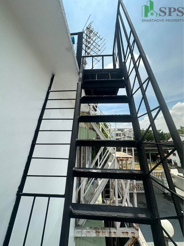picture Commercial building for rent near BTS Punnawithi (SPSAD3050) - 12/12