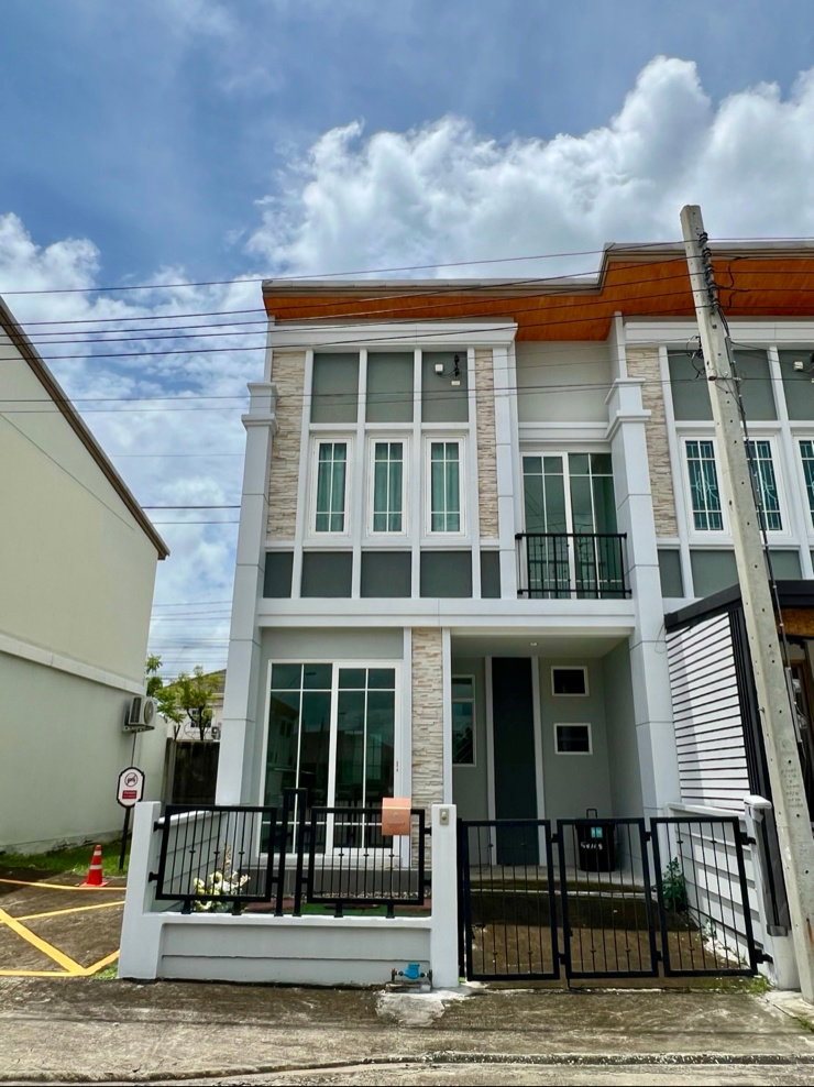Townhouses for sale : ☀️  Sale!!! 3 Bedrooms Townhome at Golden Town 2 Bangna–Suanluang ✨ Best condition — never been occupied!