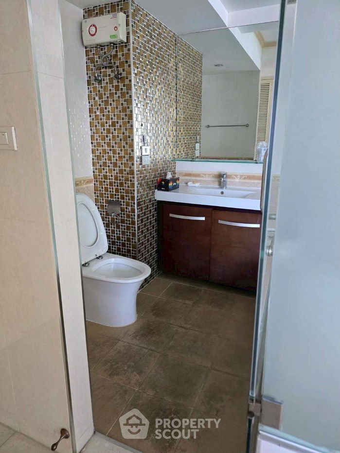 picture 2-BR Condo at I.T.F. Silom Palace Condominium near BTS Chong Nonsi (ID 2211805) - 3/10