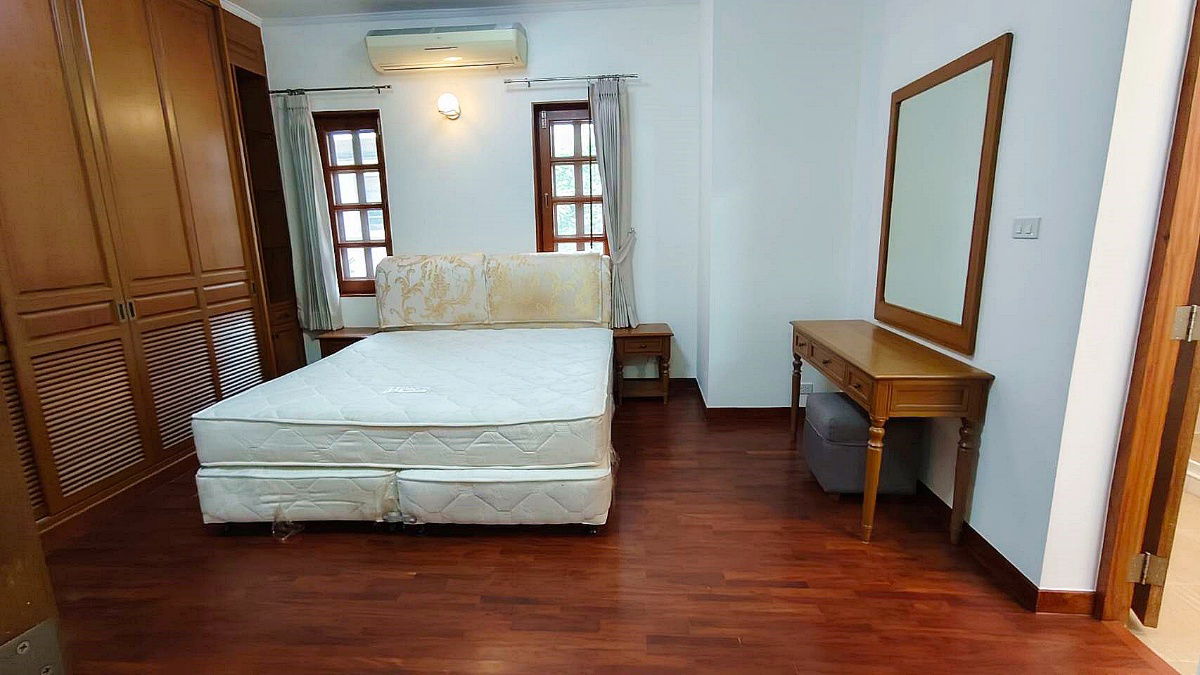 รูป ให้เช่า บ้านเดี่ยว หลังใหญ่ หลังริม  4 ห้องนอน ซอยปรีดีพนมยงค์ 11  สุขุมวิท 71  คลองตัน  พร้อมเฟอร์นิเจอร์ไม้สักทั้งหลัง - รูปที่ 26/32