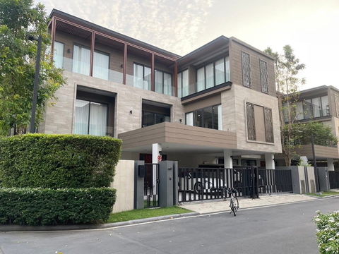 ให้เช่าบ้านหรู Vana Residence 3 ชั้น 4 ห้องนอน มีลิฟต์ พร้อมเข้าอยู่