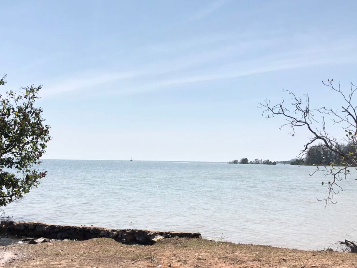 รูป ขายที่ติดทะเล ระยอง แกลง ที่ดินหาดส่วนตัว ทำเลสวย ติดถนนเลียบทะเล | Prime Beachfront Land with Main Road Access - รูปที่ 1/8