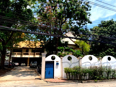 บ้านเดี่ยว เขตยานนาวา : ขายที่ดินพร้อมบ้านเดี่ยว 2 ชั้น ขนาดใหญ่ ใจกลางเมือง ทำเลดี ซอยสาธุประดิษฐ์34 ติดถนนใกล้แยก 9 บนเนื้อที่ 3งาน 92  ตร.ว.