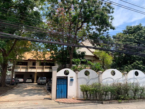 Land with a Large 2-Storey Detached House for Sale, PrimeLocated in Soi Sathu Pradit 34, n Land size: 392 square wah (approx. 1,568 square meters).