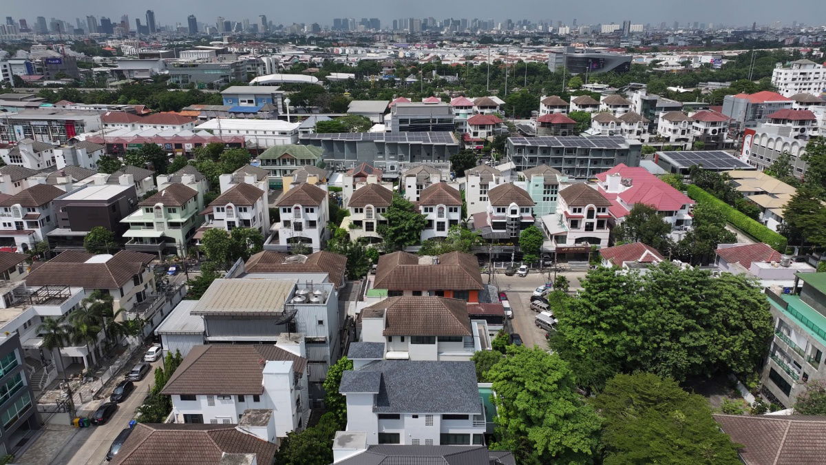 รูป โฮมออฟฟิศพื้นที่จอดรถเยอะสุด! ปล่อยเช่าอาคารสำนักงาน 84 ตร.วา 650 ตร.ม ทาวน์อินทาวน์ (Town in Town) ซอย 3 ใหญ่สุดในโครงการ!!  - รูปที่ 16/17