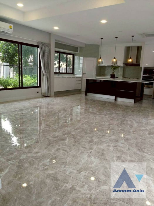picture 🔼🔽 AccomA 📩  Modern Pool Villa with Lawn and Covered Deck (AA24156) - 8/18