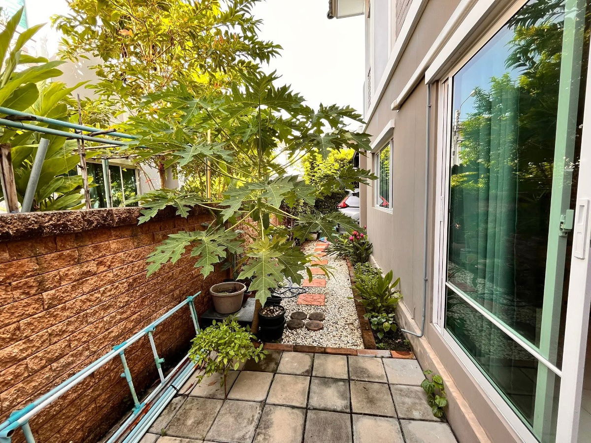 รูป ขายบ้าน The plant Thepharak  บ้านแฝด 2 ชั้น 3ห้องนอน 2ห้องน้ำ จอดรถในบ้าน2คัน หน้าบ้าน 2คัน ต่อเติมหลังคาที่จอดรถ  บ้านสวยใหม่ บรรยากาศดี  - รูปที่ 4/23