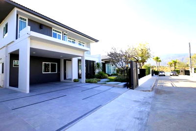 Houses for sale Suthep Chiang Mai : House for sale, Manthana Serene Lake Chiang Mai project, 5 bedrooms, fully furnished, near the project's lake, Doi Suthep view and Wat Phra That Doi K