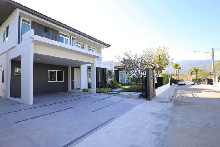 House for sale, Manthana Serene Lake Chiang Mai project, 5 bedrooms, fully furnished, near the project's lake, Doi Suthep view and Wat Phra That Doi K