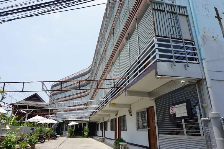 Sale of Apartment 65  A 5-storey room is suitable for investment. Good location near Khon Wua Lai Road, Chiang Mai