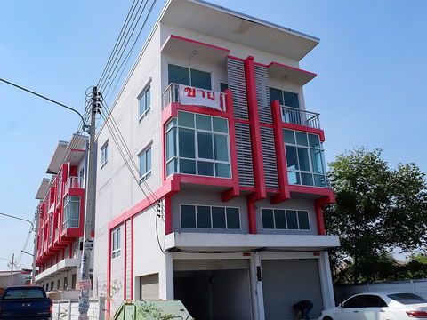 ขาย อาคารพาณิชย์ 3 ชั้นครึ่ง 2 คูหา ติดถนนมอเตอร์เวย์ ใกล้แยกหนองยายบู่ ศรีราชา