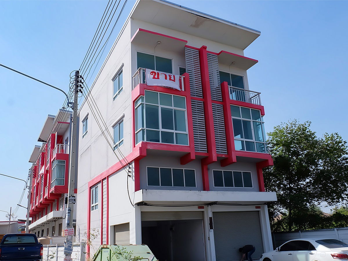 รูป ขาย อาคารพาณิชย์ 3 ชั้นครึ่ง 2 คูหา ติดถนนมอเตอร์เวย์ ใกล้แยกหนองยายบู่ ศรีราชา - รูปที่ 1/14