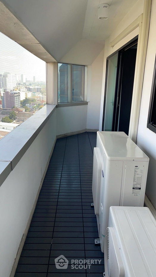 picture 2-BR Condo at Sarin Place Condominium near BTS Ratchayothin (ID 2213881) - 10/12