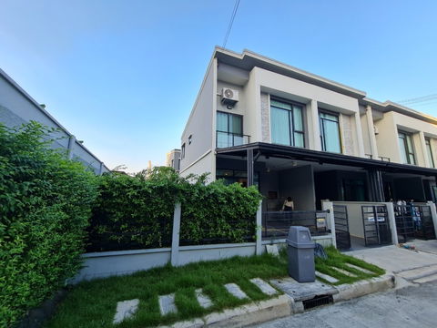 Corner townhouse for rent at Grande Pleno Village, Watcharapol – Sukhaphiban 5