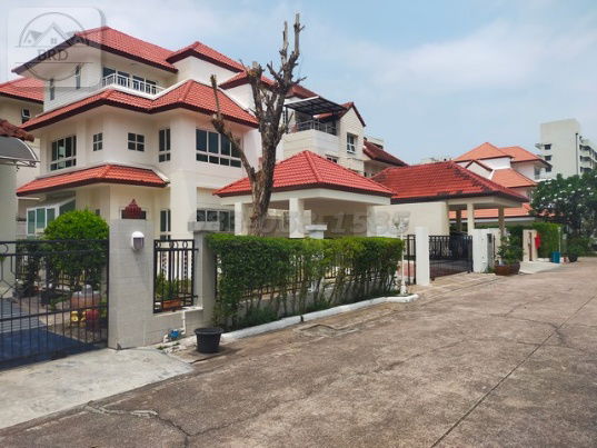 picture Fully Renovated 3-Storey Detached House | Villa Nakarin Sukhumvit 77–Sukhaphiban 2 | Only 27 Mins to Thonglor | THB 12.5M - 3/19