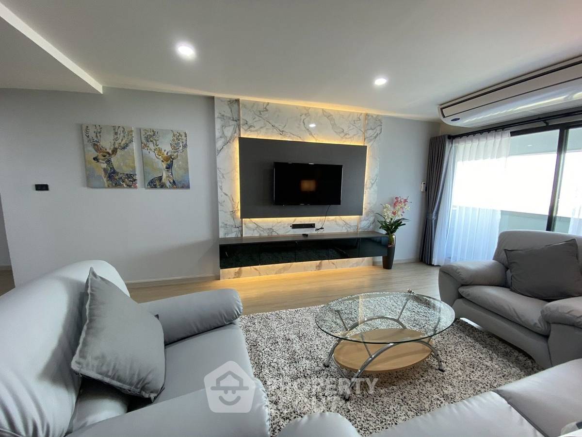 picture 2-BR Condo at Sarin Place Condominium near BTS Ratchayothin (ID 2213881) - 8/12