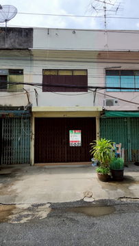A commercial building for sale on CharoenNakorn60, opposite the Riverside Plaza. Avani Riverside Hotel is suitable for investment