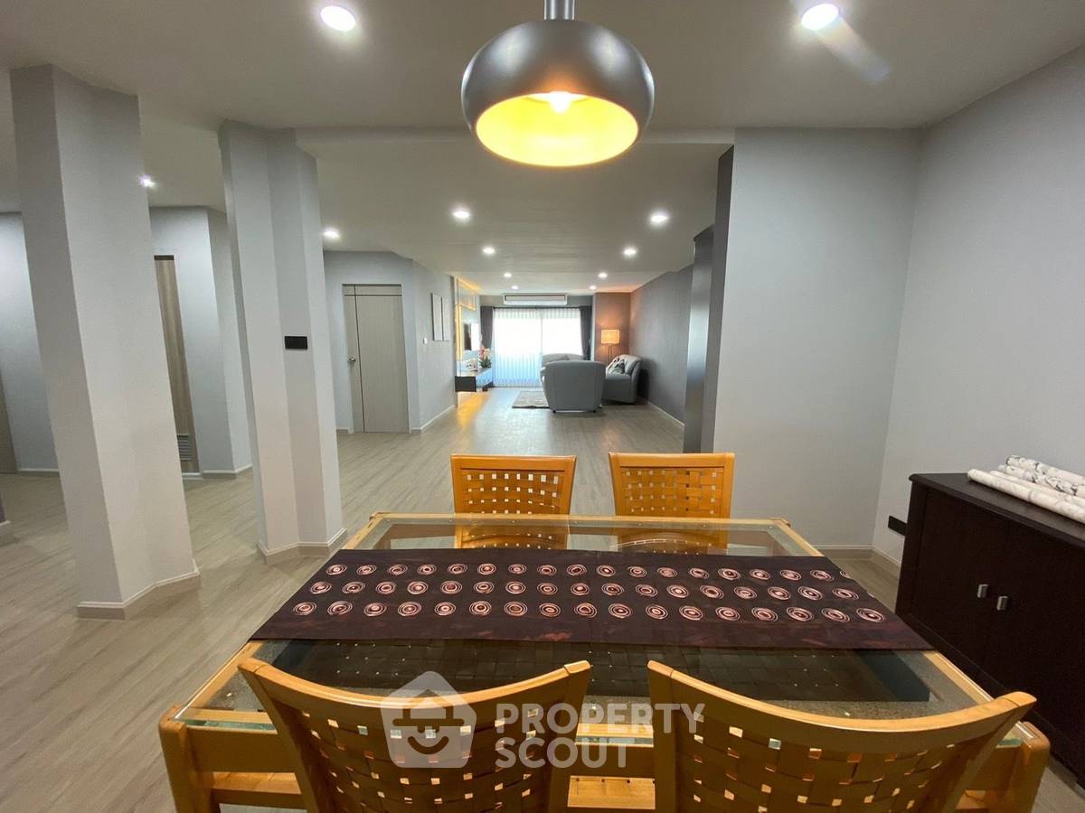 picture 2-BR Condo at Sarin Place Condominium near BTS Ratchayothin (ID 2213881) - 7/12