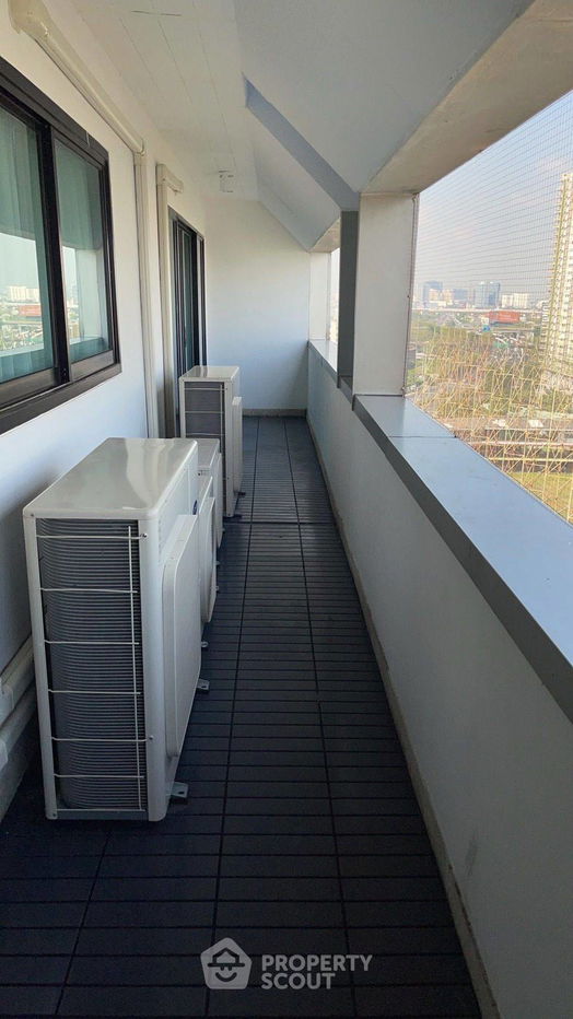 picture 2-BR Condo at Sarin Place Condominium near BTS Ratchayothin (ID 2213881) - 11/12
