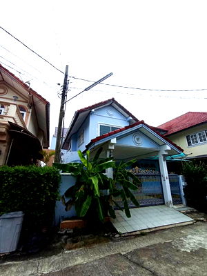 เช่าบ้านเดี่ยว เขตตลิ่งชัน : ให้เช่าบ้านเดี่ยว2ชั้นครึ่ง 3 นอน 3 น้ำ ลงเสาเข็มหน้าและหลังบ้านต่อเติมครัว เข้าออกได้หลายทาง หาของกินง่าย ใกล้ BTS และ MRT บางหว้า  