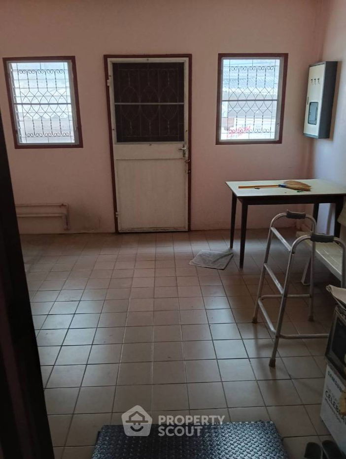 picture 3-BR House near MRT Phra Ram 9 (ID 2026146) - 4/10