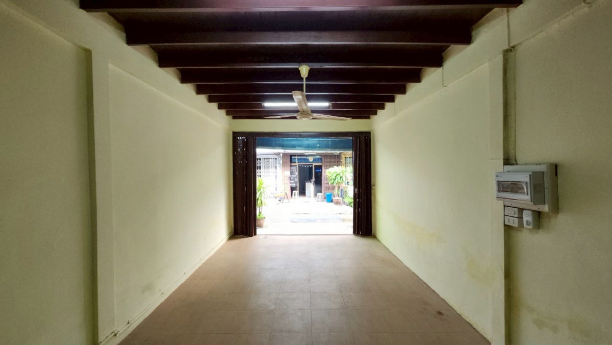 picture A commercial building for sale on CharoenNakorn60, opposite the Riverside Plaza. Avani Riverside Hotel is suitable for investment - 2/13