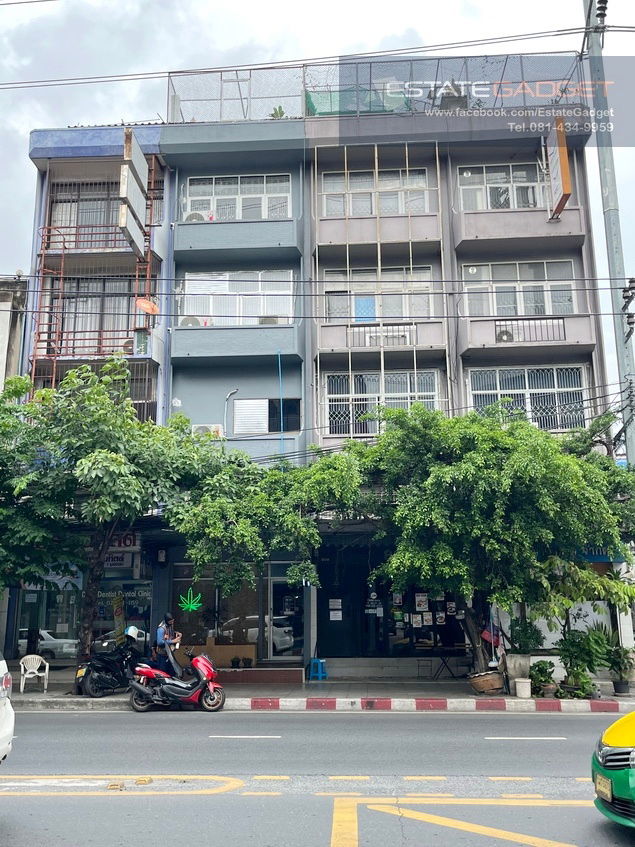 รูป ขายด่วน ตึกแถว 4.5 ชั้น+ดาดฟ้า ริมถนนใหญ่สุขุมวิท 71 ใกล้ซอยปรีดี 32 ⭐️ขายพร้อมสัญญาเช่า รายรับ 5.x% ต่อปี⭐️ - รูปที่ 2/7
