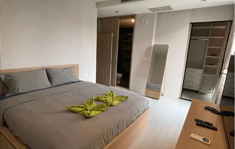 picture ♦ Good Deal ♦ Tower C, 25+ Floor, Type B09 | 2 Bedrooms, 80.13 sq.m. | Condo skywalk connect to BTS ploenchit and Central Embassy. - 10/19