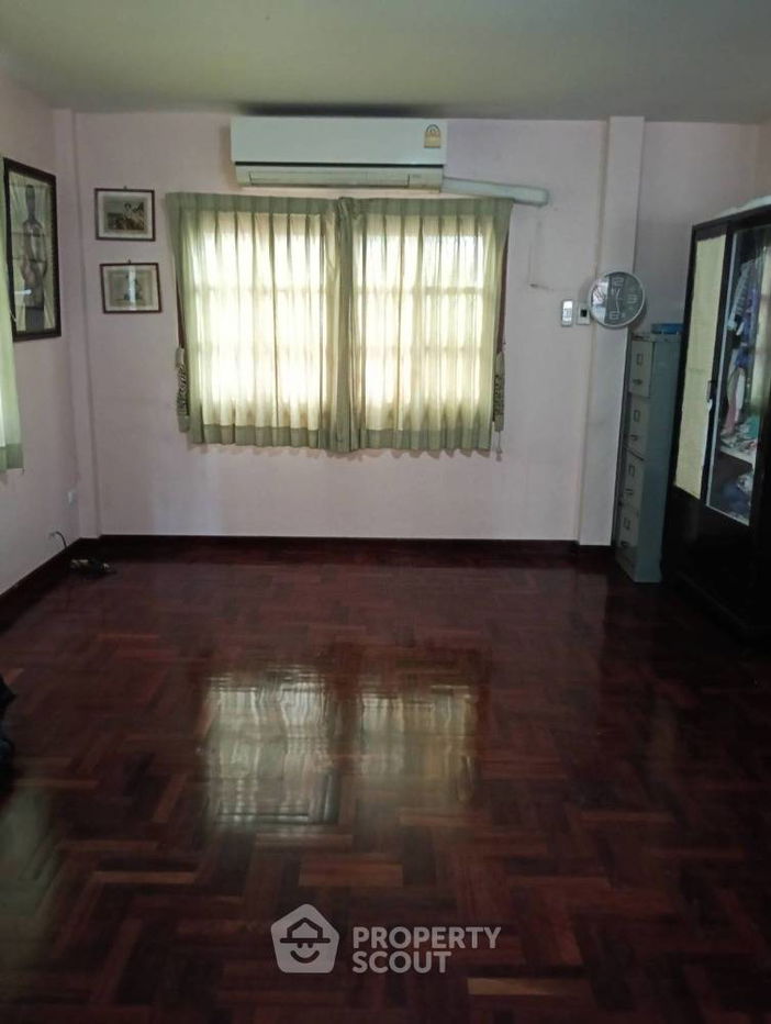 picture 3-BR House near MRT Phra Ram 9 (ID 2026146) - 2/10