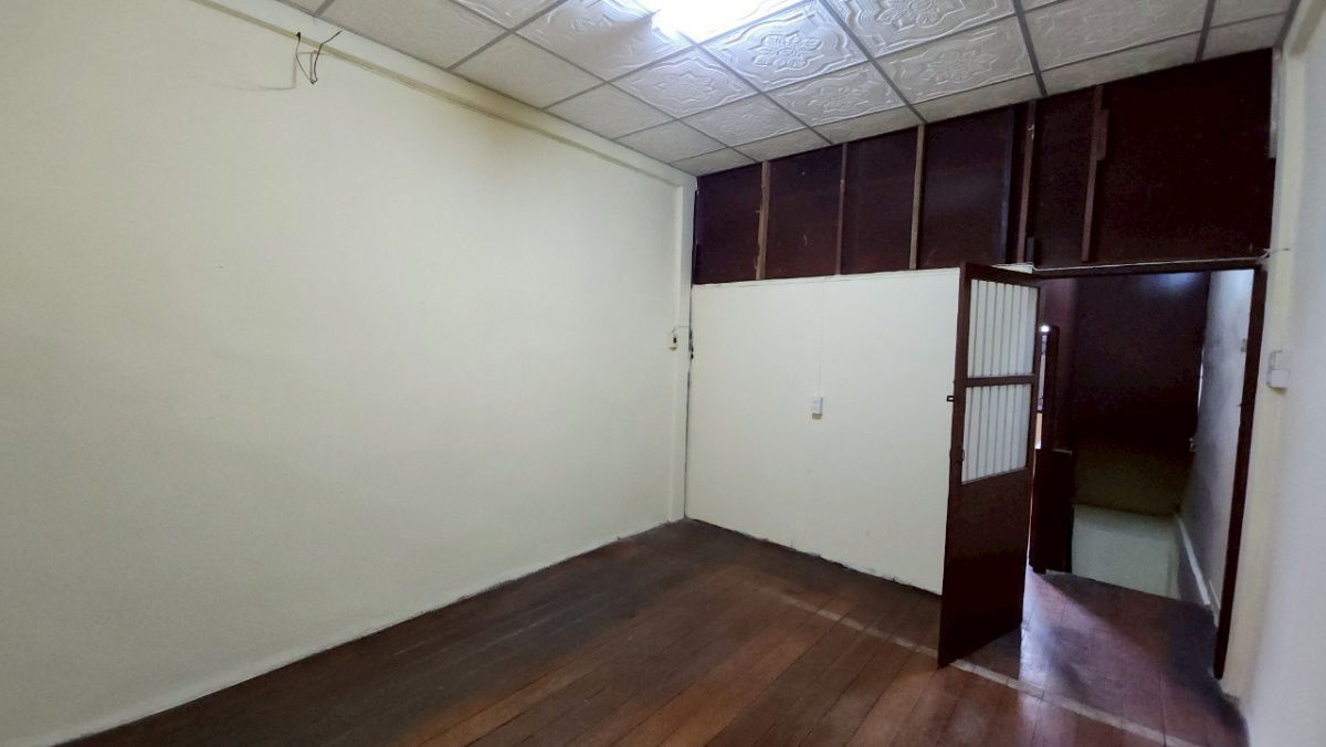 picture A commercial building for sale on CharoenNakorn60, opposite the Riverside Plaza. Avani Riverside Hotel is suitable for investment - 6/13