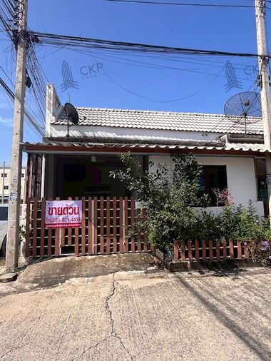 Single floor high townhouse, near Rojana Industrial Estate, Ayutthaya, near many shopping malls, convenient transportation.