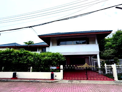 Houses for sale Srinagarindra Road : Exclusive House for Sale at Park Avenue Village Srinakarin-Bangna with Prime 198 sq.w. Land 