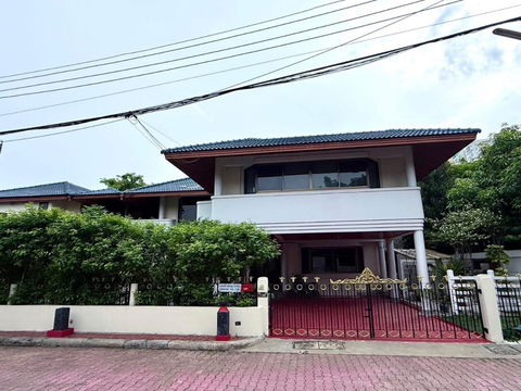  ขายบ้านเดี่ยวที่ดิน 198 ตรว.หลังมุมสุด Exclusive! ในหมู่บ้าน Park Avenue ศรีนครินทร์-บางนา สงบ ปลอดภัย 